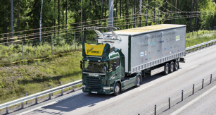 Elektrovůz Scania na první elektrifikované dálnici na světě