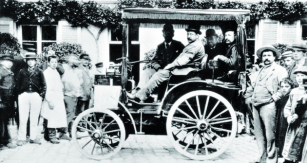 Který automobilový závod  na světě byl vlastně ten první – mnozí za něj považují jízdu z roku 1894 mezi Paříží  a městem Rouen. Vítěz jízdy Paříž-Rouen 1894, vůz Panhard et Levassor, motor Daimler.
