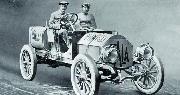 Italský kníže Scipione Borghese (za volantem) s vozem Itala vstoupil do velkého dobrodružství s jasnou ambicí závod vyhrát. Jeho Itala měla také nejvýkonnější motor ze všech vozů, které v roce 1907 vyrazily z Pekingu do Paříže.