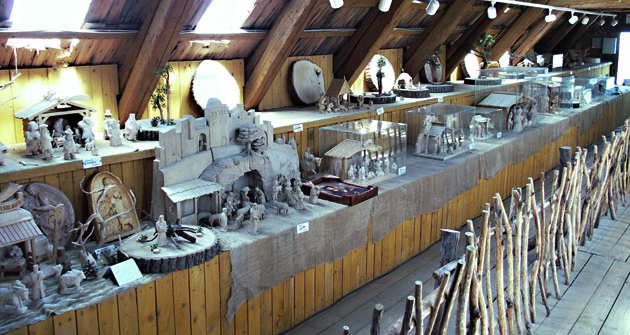 V podkroví je expozice mnoha různých betlémů. V podkroví je expozice mnoha různých betlémů.