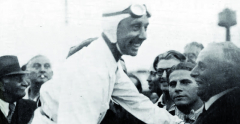 Vítěz René Dreyfus prožil dva plné životy. Nejprve jako zdatný a veleúspěšný závodník a poté coby majitel a vedoucí vyhledávané restaurace na Manhatanu v New Yorku.