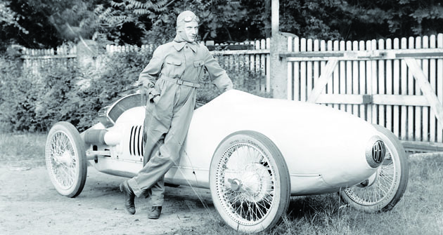 Ferdinando Minoia, mezi přáteli znám jako „Nando“, dobyl ve své dlouhé jezdecké kariéře historicky první titul evropského šampióna. Kuriózně se jím stal v roce 1931 bez jediného vítězství  v závodě o Velkou cenu.