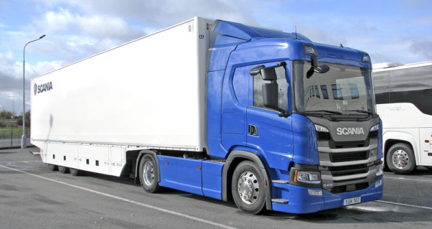 Pětinápravová jízdní souprava celkové hmotnosti 40 t s tahačem Scania G410 4x2 302 kW (410 k) a návěsem představuje evropský standard pro dálkovou dopravu Pětinápravová jízdní souprava celkové hmotnosti 40 t s tahačem Scania G410 4x2 302 kW (410 k) a návěsem představuje evropský standard pro dálkovou dopravu