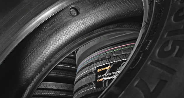Snímač pneumatik ContiPressureCheck nainstalovaný přímo v pneumatice neustále monitoruje tlak a teplotu v pneumatikách
