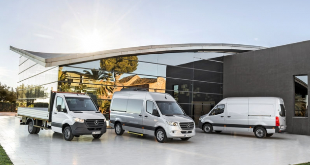 Nový Mercedes-Benz Sprinter. Základní varianty, zleva valník, minibus a skříňová dodávka Nový Mercedes-Benz Sprinter. Základní varianty, zleva valník, minibus a skříňová dodávka