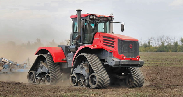 Traktor K-744 s pásovými podvozky Traktor K-744 s pásovými podvozky