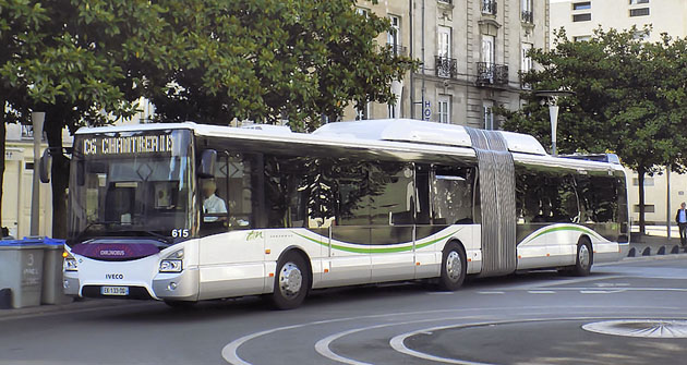 Kloubový autobus Iveco Urbanway na zemní plyn