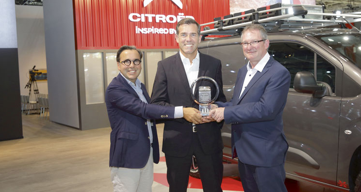Prestižní ocenění  „International Van of the Year 2019“ předal zástupcům všech tří značek (Citroën, Opel – Wauxhall, Peugeot) předseda mezinárodní jury pan Jarlath Sweeney (vpravo).