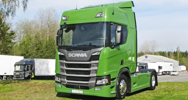 Tahač R450 jako poutač u vjezdu na Polygon Scania v Soedertaelje Tahač R450 jako poutač u vjezdu na Polygon Scania v Soedertaelje