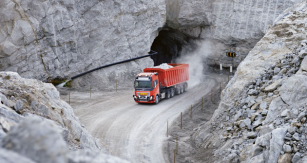 Přesně definovaný provoz těžebních nákladních vozidel je přesně ten typ provozu, který přímo volá po aplikaci autonomně řízených vozidel.