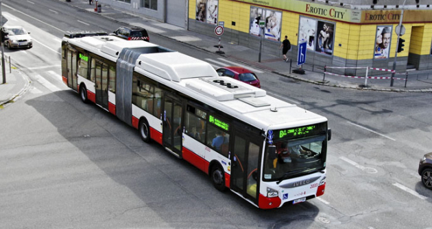 Klimatizace a nádrže CNG jsou na střeše Klimatizace a nádrže CNG jsou na střeše
