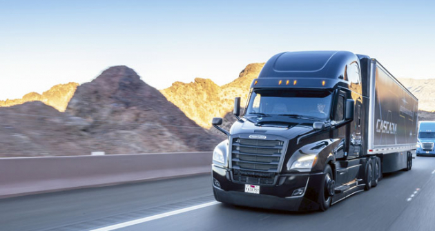 Nový silniční tahač Freightliner Cascadia je prvním sériovým těžkým nákladním vozidlem s elektronickými systémy umožňujícími autonomní jízdu dle úrovně 2 SAE. Nový silniční tahač Freightliner Cascadia je prvním sériovým těžkým nákladním vozidlem s elektronickými systémy umožňujícími autonomní jízdu dle úrovně 2 SAE.