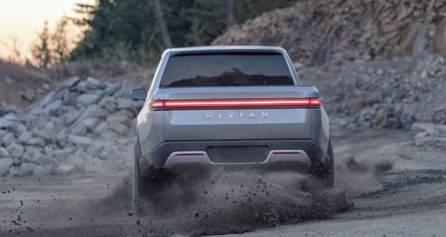 Rivian R1T pohání čtyři elektromotory umístěné v kolech. Rivian R1T pohání čtyři elektromotory umístěné v kolech.