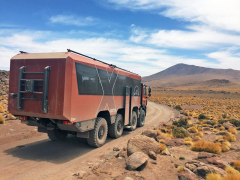 Tatrabus vozí turisty v jihoamerické Atacamě