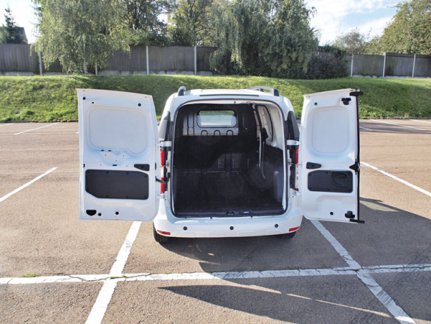Dacia – Křídlové dveře využijete při nakládání palety vozíkem