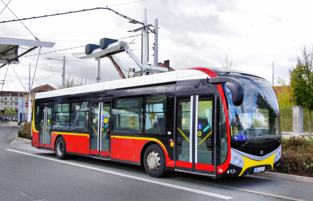 Elektrobus NS 12 při rychlonabíjení