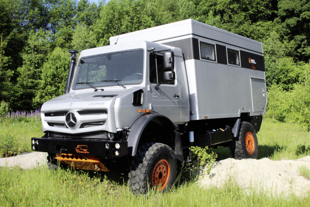 Unimog U 4023 v úpravě specialisty na off road expediční vozidla společnosti Hellgeth Engineering Spezialfahrzeugebau