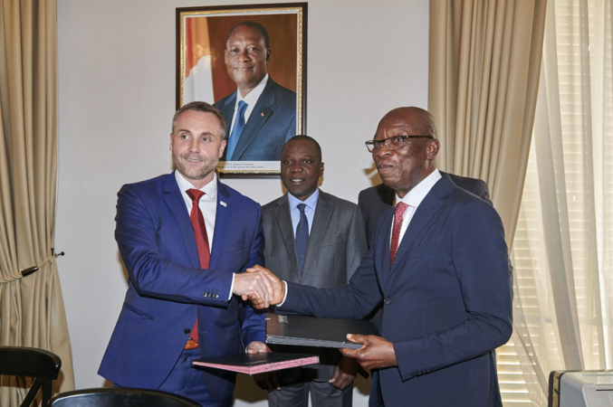 K podpisu smlouvy o nové dodávce autobusů na Pobřeží slonoviny došlo v Pařži.