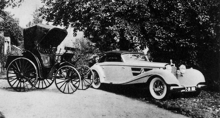 Vpravo Benz Victoria, kterou Theodor von Liebieg zakoupil roku 1893 a vpravo poslední výkřik techniky své doby a také poslední Mercedes páně Liebiega Merceddes-Benz 540 K z roku 1938.