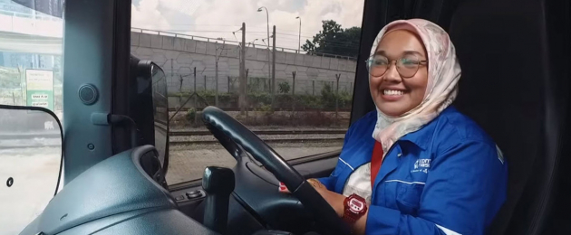 Siti Rahimah Binti za volantem Scanie. Siti Rahimah Binti za volantem Scanie.