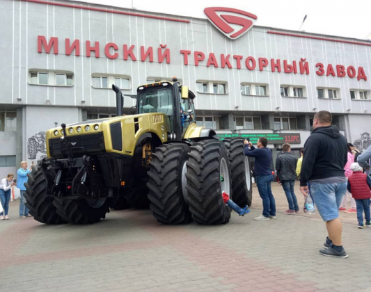 MTZ Belarus 5022 s motorem Ctarpillar C18, 500 k.