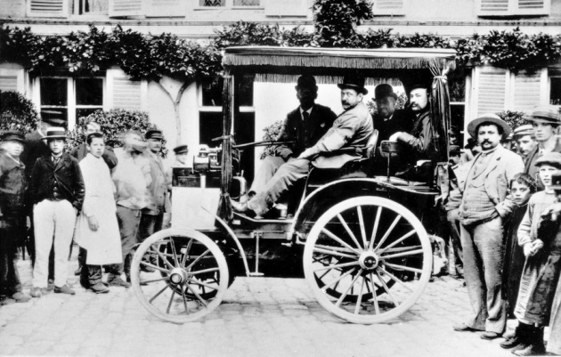 22. 7. 1894 vyrazili účastníci jízdy z Paříže do Rouen k jízdě spolehlivosti, mnozí ji dodnes považují za první závod automobilů.