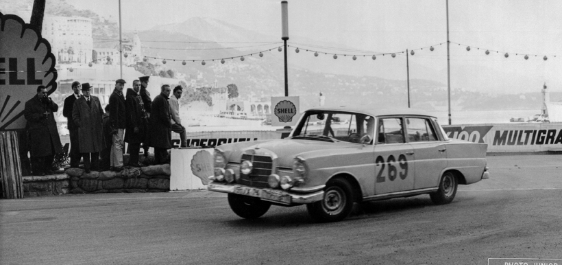 Hvězda šedesátých let minulého století světa mezinárodních soutěží Ewy Rosqvist za volantem vozu mercedes-Benz 220 SE.