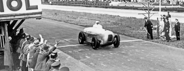 MAnfred von Brauchitsch v rcoe 1932 slavně zvítězil na rychlostním okruhu AVUS se soukromým vozem Mercedes-Benz SSKL s aerodynamickou karosérií.