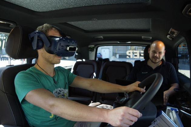 V mobilní zkušební laboratoři: Řidiči nákladních vozidel mají během testu nasazeny speciální elektronické brýle 3D a navíc fyzicky v rukou drží příslušný multifunkční volant nákladního vozidla.