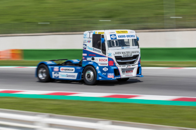 Jochen Hahn přivedl své Iveco znovu do cíle celé sezony na prvním místě. Získal tak šestý titul Mistra Evropy! Jochen Hahn přivedl své Iveco znovu do cíle celé sezony na prvním místě. Získal tak šestý titul Mistra Evropy!