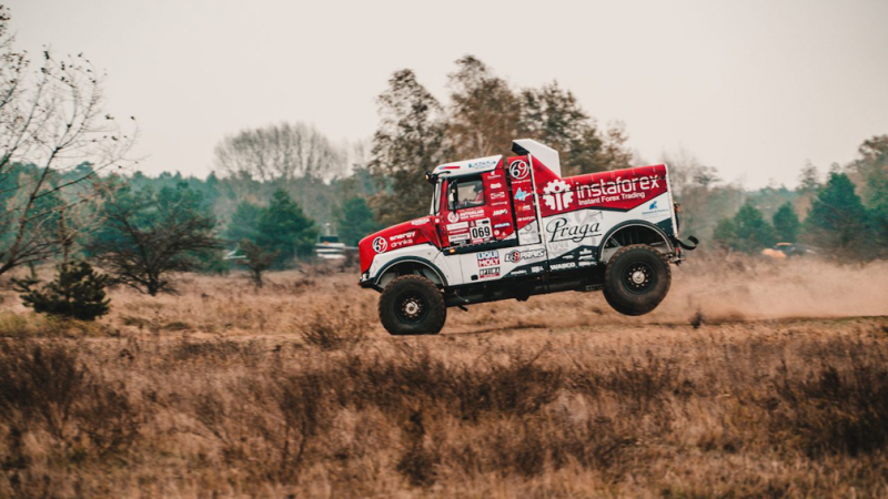 Podvozek Tatra, motor a kabina Iveco, ale jinak je to Praga a dokonce V4S DKR &quot;Lady&quot;.