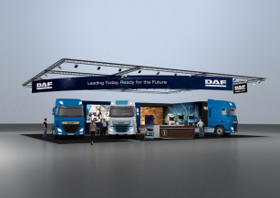 Expozice společnosti DAF na veletrhu Solutrans ve francouzském Lyonu se rozkládá na ploše 450 m2 a jsou v ní vystavena tři nákladní vozidla.