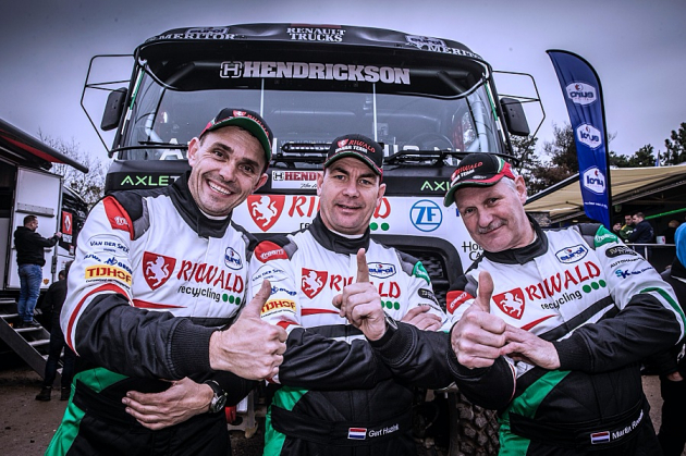 Gert Huzink se svojí posádkou povede na Rallye Dakar 2020 poprvé v historii ostrý kamion s hybridním pohonem. Gert Huzink se svojí posádkou povede na Rallye Dakar 2020 poprvé v historii ostrý kamion s hybridním pohonem.