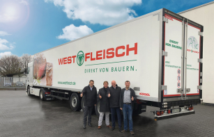 Foto zleva doprava: Jens Schroth, vedoucí prodeje pro region DACH u společnosti Kögel, Jürgen Wemhoff, ředitel společnosti WETRALOG, Josef Warmeling, ředitel společnosti Kögel, a Tobias Künne, vedoucí vozového parku u společnosti WETRALOG, před návěsem Kögel Cool – PurFerro quality v designu společnosti Westfleisch