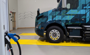 Společnost Greenlots se postarala v Kaliforniii o instalaci nabíjecích stanic pro elektrická nákladní vozidla Volvo VNR Electric.