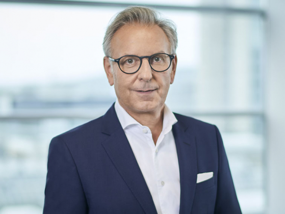 Stefan Buchner ze společnosti Daimler Trucks AG jde po 35 letech služby do důchodu. Stefan Buchner ze společnosti Daimler Trucks AG jde po 35 letech služby do důchodu.