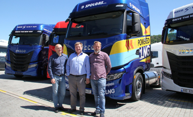 Jednatel společnosti SPOLGAS s.r.o. Igor Brik převzal v Iveco Truck Centru v Loděnicích úplně první tahač IVECO S-WAY NP v České republice.