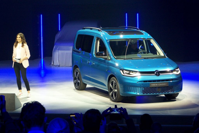 VW Caddy V při slavnostní prezentaci na pódiu v Düsseldorfu
