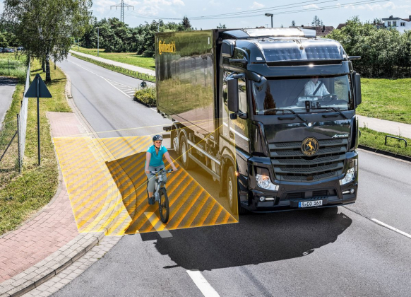 Systém asistovaného odbočování vpravo společnosti Continental, určený k dodatečné montáži, detekuje zranitelné účastníky silničního provozu pomocí radarového čidla. Systém asistovaného odbočování vpravo společnosti Continental, určený k dodatečné montáži, detekuje zranitelné účastníky silničního provozu pomocí radarového čidla.