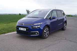 Testovaný Citroën Grand C4 Spacetourer 2.0 BlueHDi 8EAT v modré barvě s bílou střechou