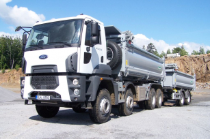 Souprava Ford Trucks 4142D s tandemovým dvounápravovým přívěsem