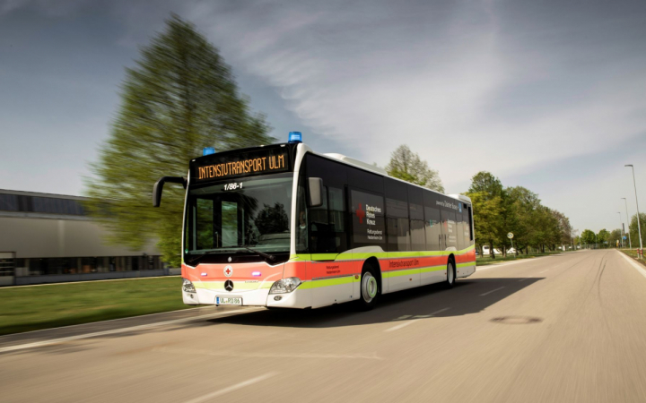 Mercedes-Benz Citaro postavený v roce 2019 jako meziměstský autobus s prostorem pro 85 cestujících se dočkal proměny ve velkokapacitní ambulanci.