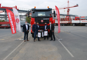 Tatra Phoenix 6x6 s novou tepelně izolovanou korbou z produkce společnosti Schwarzmüller.