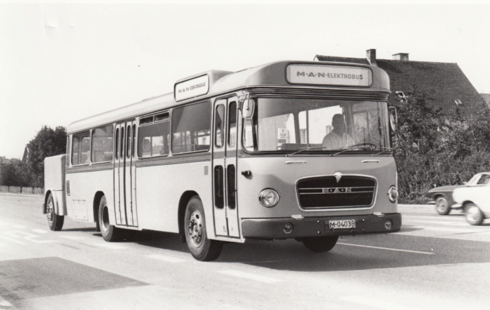 První elektrický autobus MAN 750 HO-M10 E pro pravidelný linkový provoz byl představen v roce 1970. 