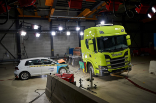 Nárazové testy elektrického nákladního vozidla Scania