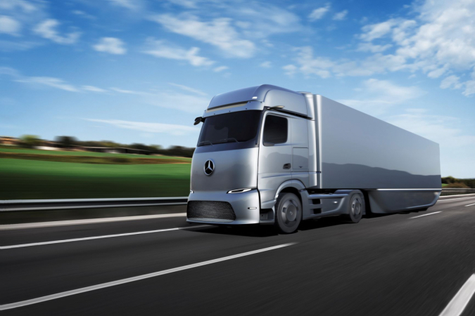 Mercedes-Benz eActros LongHaul se svým designem přibližuje konceptu GenH2 Truck.