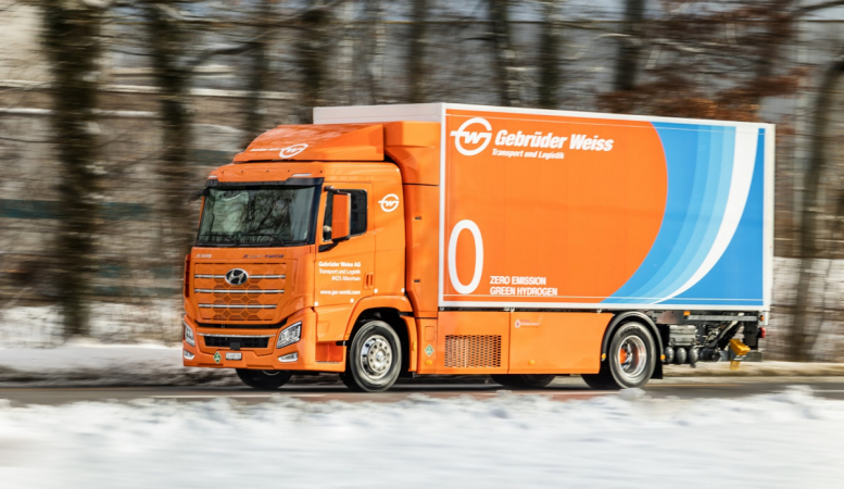 Vodíkový nákladní vůz je zkonstruován pro přepravu přibližně 25 tun zboží a má dojezd kolem 600 kilometrů.  