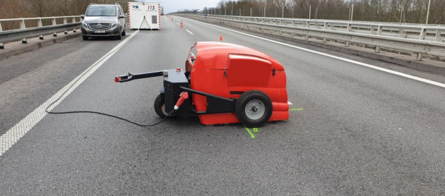 Rychlá a trvalá oprava výtluků mikrovlnnou technologií FUTTEC. Rychlá a trvalá oprava výtluků mikrovlnnou technologií FUTTEC.