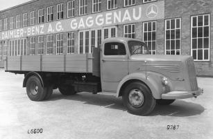 Mercedes-Benz L 6600 ve své původní podobě z roku 1950 před výrobním závodem v Gaggenau. 