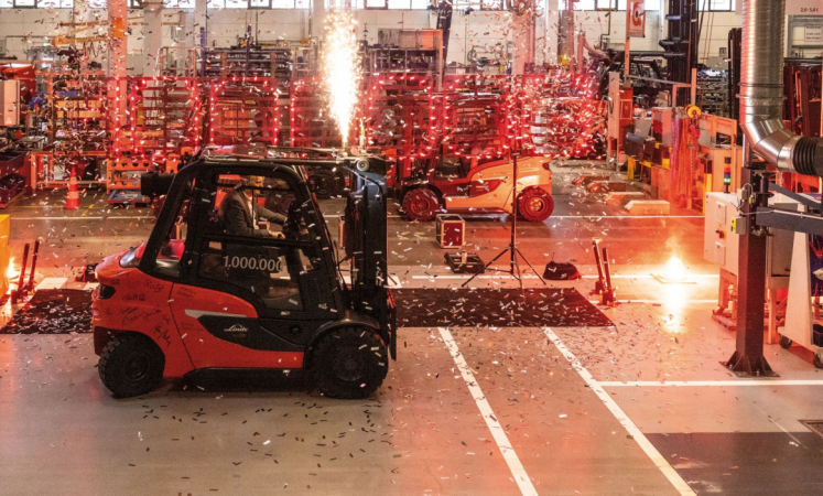 Oslnivý ohňostroj v hale závodu Linde Material Handling v Aschaffenburgu, který se konal u příležitosti opuštění montážní linky miliontým vozíkem s protizávažím.